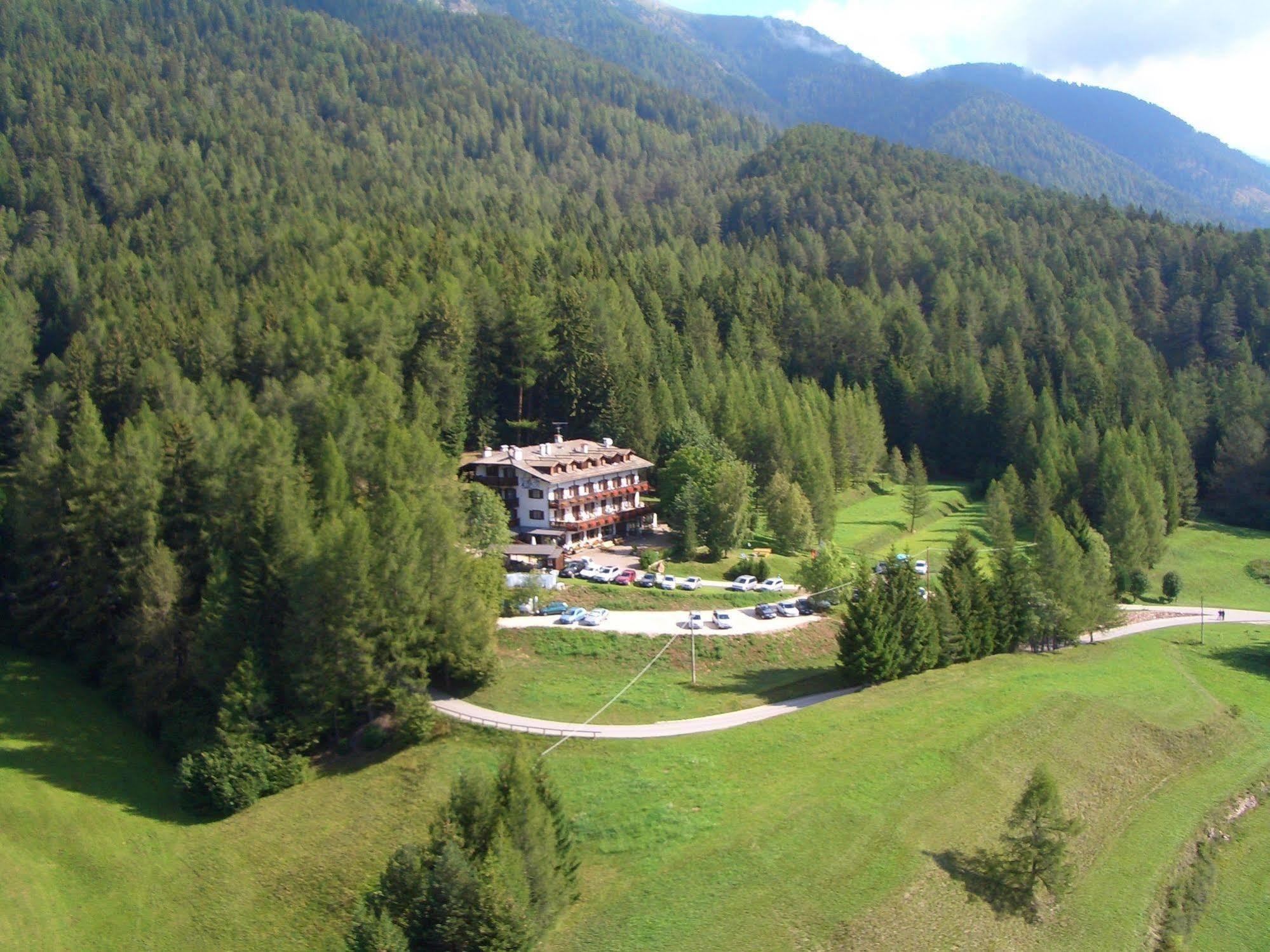 Hotel Ganzaie Val di Fiemme Ngoại thất bức ảnh